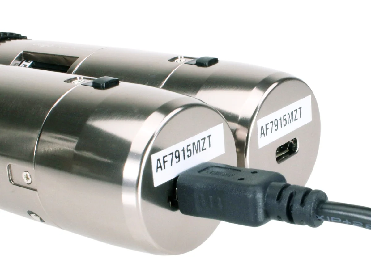 Dino-Lite AF7515MZTL Mikroskop: USB-Kabel in Aluminiumgehäuse eingesteckt, schräg von hinten