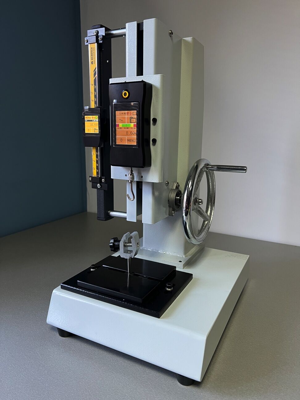 Microtech Metrology 180mm Teststand Digital: Weißer Prüfstand mit Farbtouchscreen, frontale 3/4-Ansicht
