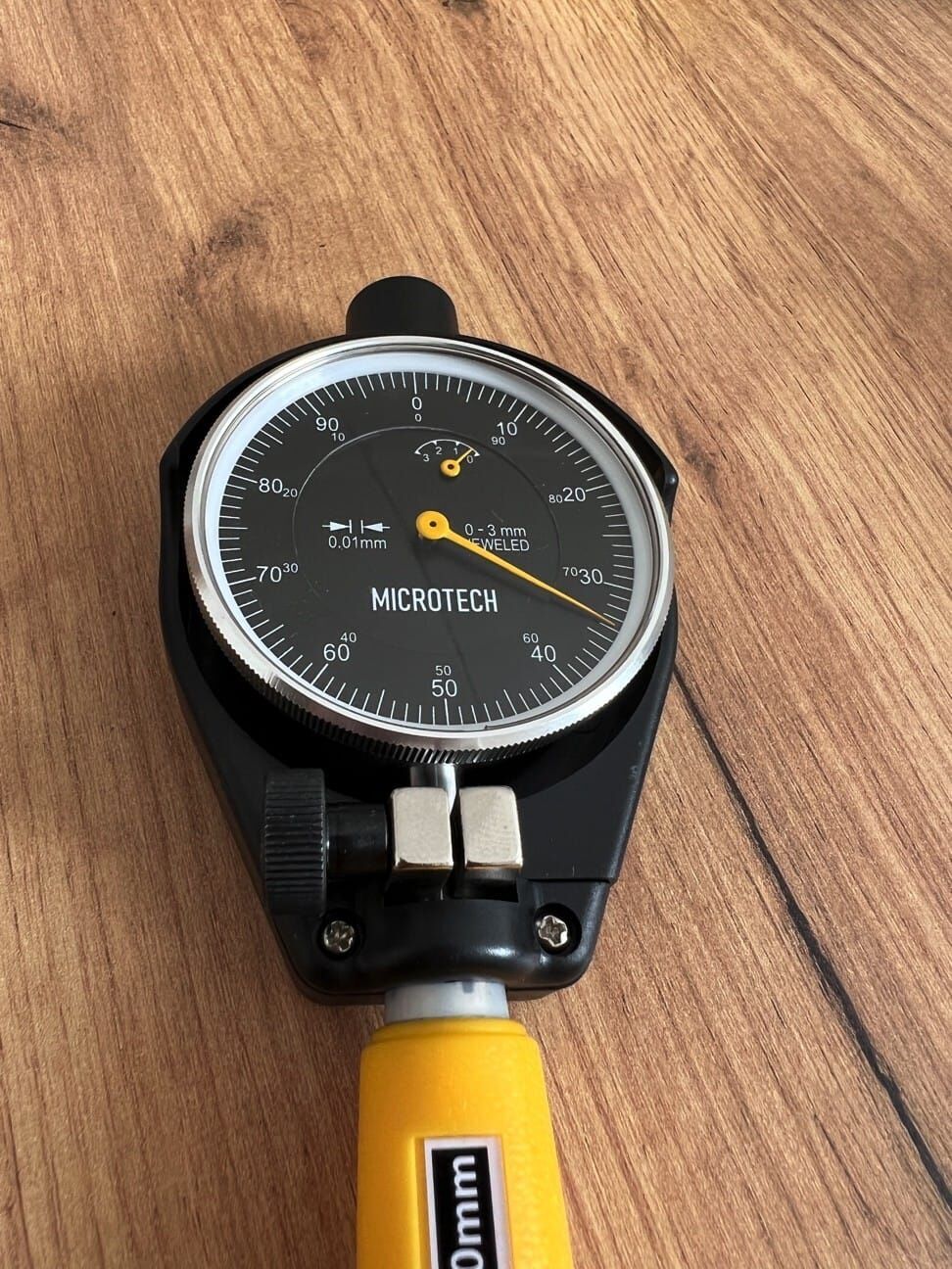 Microtech 10-18mm Innen-Feinmessgerät: Analoges Zifferblatt, Hartmetall-Messflächen, gelber Griff, Nahaufnahme
