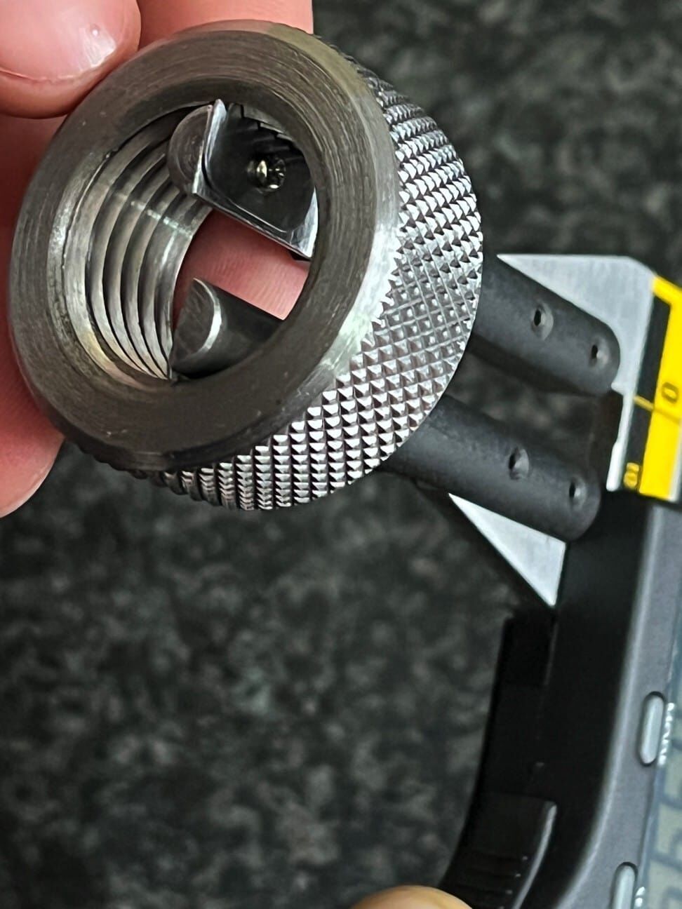 Tr 30° Gewindemessungs-Messaufsatz: Metallaufsatz mit 30° Winkel, Rändelung außen, Makroansicht