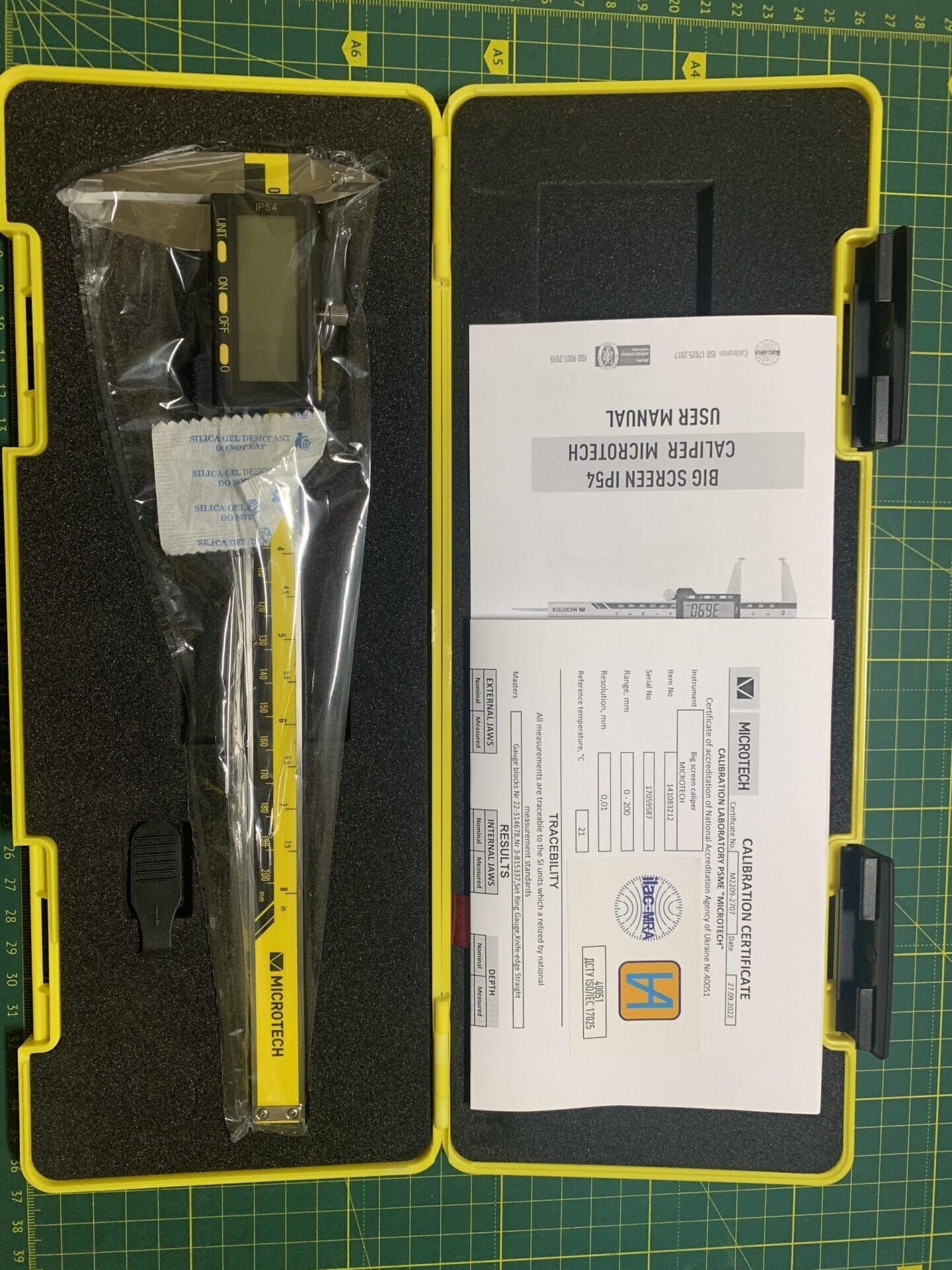 200mm Digitaler Messschieber im gelben Koffer mit Kalibrierzertifikat. Display, Tasten, gelbes Lineal, Tiefenmaß.