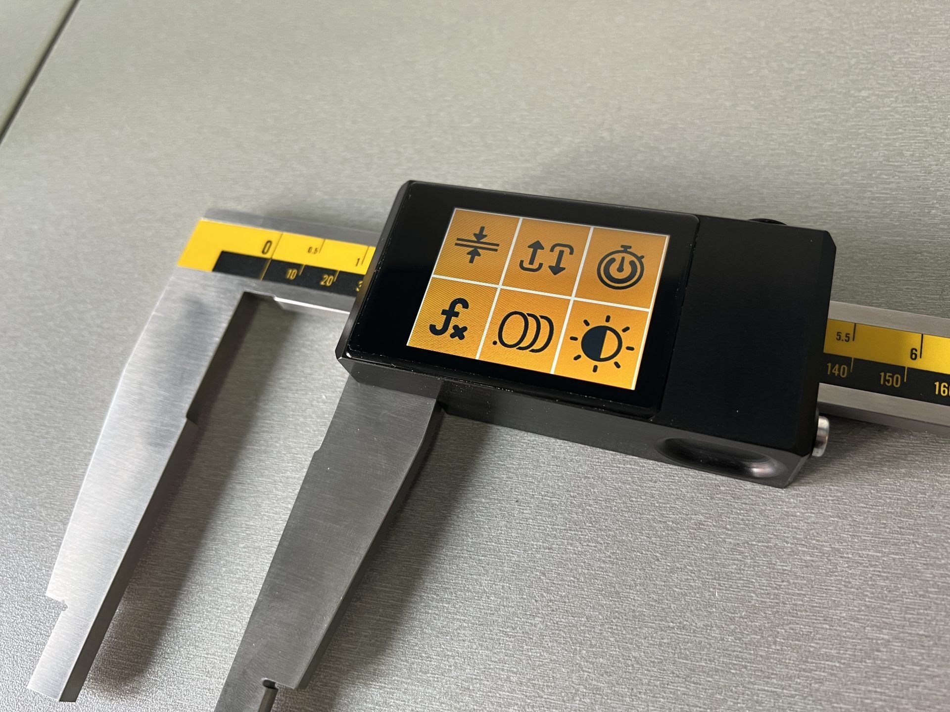 1500mm Digitaler Werkstattmessschieber: Frontalansicht mit 2.4" Touchscreen-Display, Messbacken Edelstahl