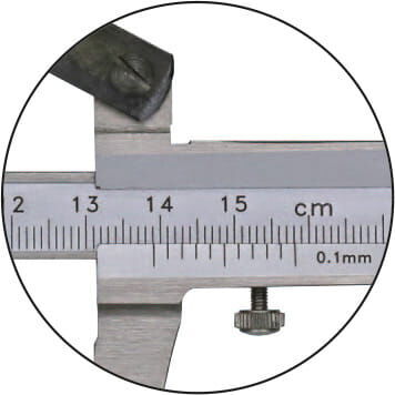 Zirkel-Messschieber 150mm: Nahaufnahme mattverchromte Nonius-Skala 0,1mm mit Feststellschraube