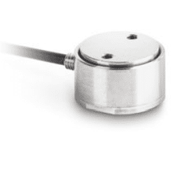Silberne Kraftmesszelle auf weißem Hintergrund. Die Zelle ist rund und hat auf der Oberseite zwei schwarze Punkte (die Schrauben die das Gehäuse zusammenhalten). Aus der Seite ragt ein schwarzes Kabel raus.