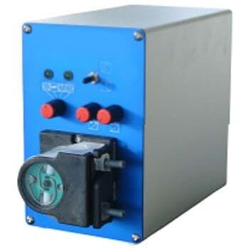 Grau und blaue Elektrolytpumpe auf weißem Hintergrund. Die Pumpe ist leicht von der Seite gezeigt. An der Vorderseite kann man mehrere Knöpfe zum steuern der Maschine sehen.