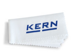 Weißes, gefaltetes Tuch auf weißem Hintergrund. Auf der vordersten Seite des Tuches steht das Logo von KERN.
