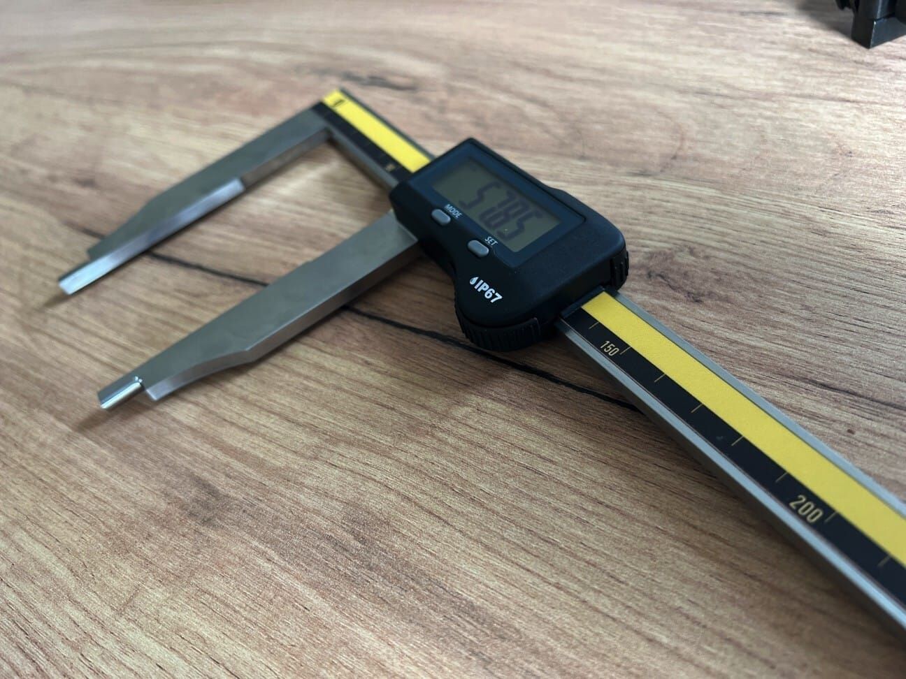 Microtech Metrology Messschieber: 400mm Digitaler Messschieber, IP67, lange Messschnäbel, Displayanzeige 57.85mm