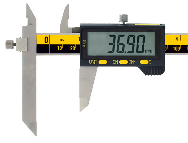 Digitaler Messschieber: Frontalansicht, 36.90 mm auf Display, mattes Metallgehäuse, gelbe Skala