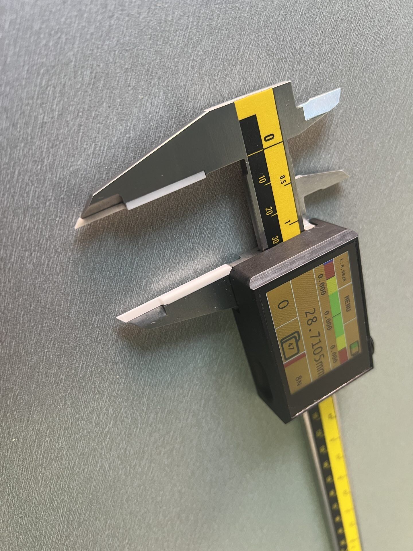 DataMet eFORCE Messschieber: Schwarzes Display mit 28.7105mm Anzeige, Keramik-Messflächen Frontalansicht
