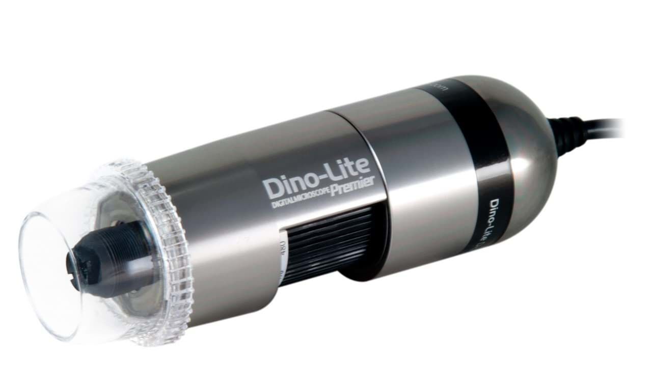 Dino-Lite Premier Digitalmikroskop AM7013MZT4: Silbernes Aluminiumgehäuse mit schwarzem Kabel, Frontkappe aus Acryl