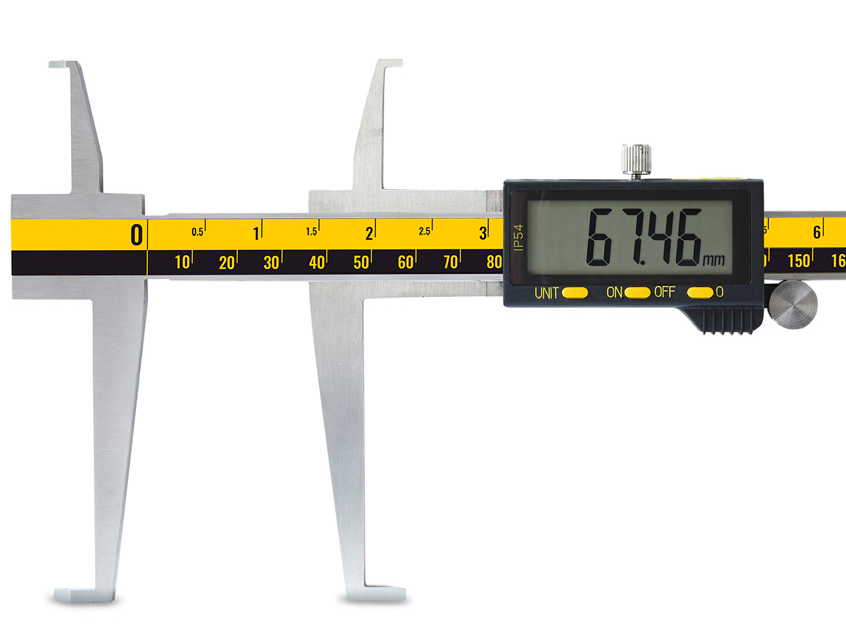 Digitaler Messschieber 300mm: Silbernes Metall, schwarzes Display mit 67,46mm Messwert, USB-Ausgang, IP54