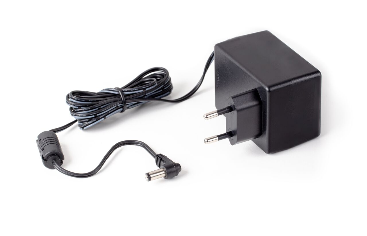 Schwarzer Stecker mit aufgefaltetem Kabel auf weißem Hintergrund.