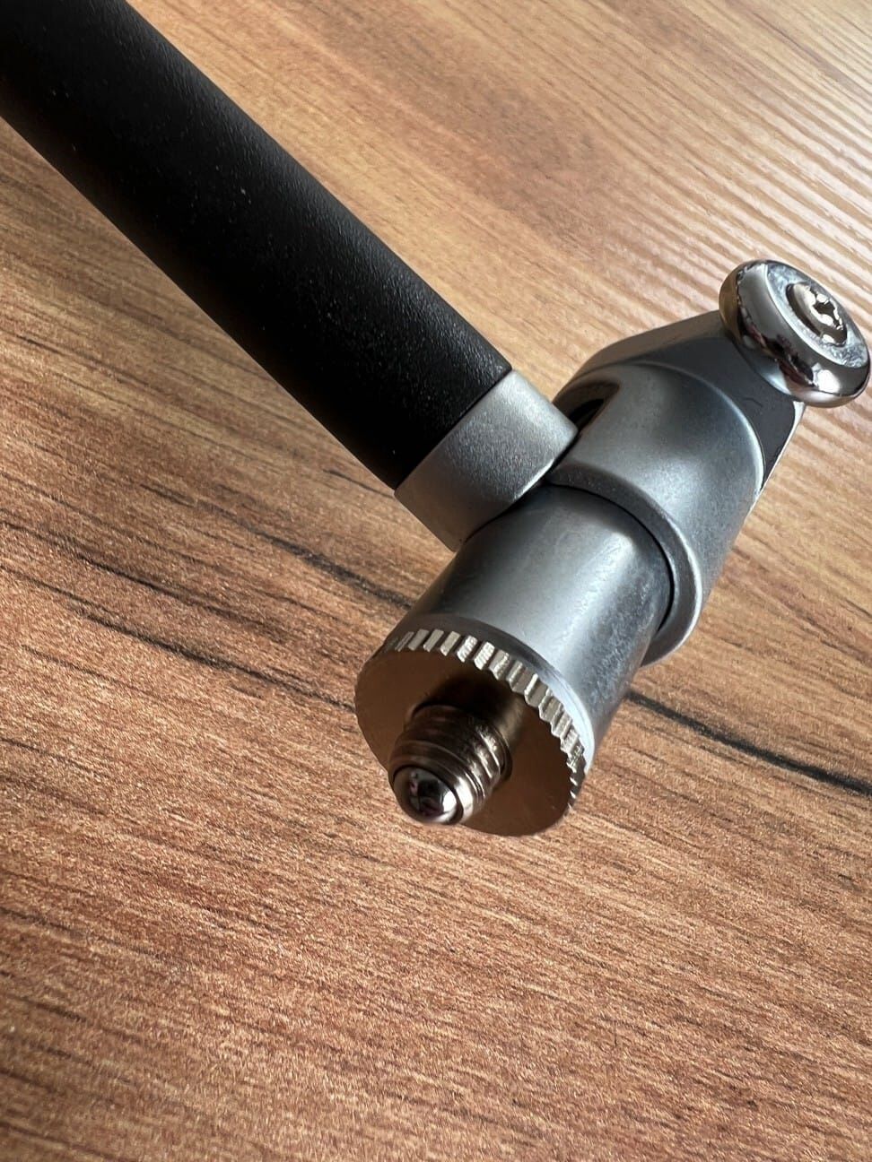 10-18mm Innen-Feinmessgerät: Nahaufnahme der Hartmetall-Messflächen und silbernen Metallhülle