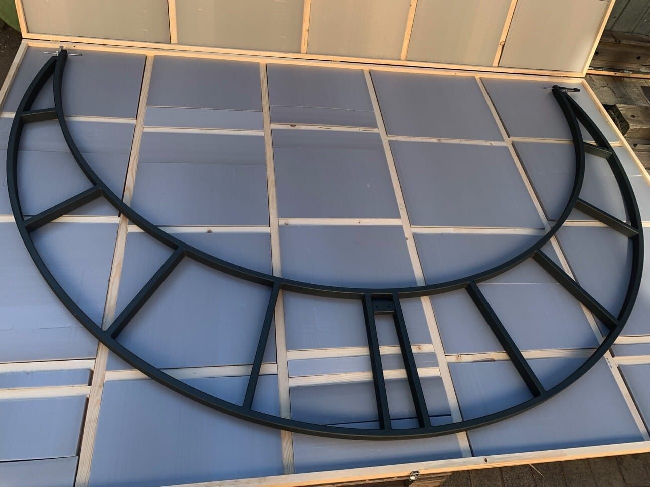 Bügelmessschraube 1200mm: Aufsicht Messrahmen mit halbrundem, dunkelgrauem Metallgehäuse