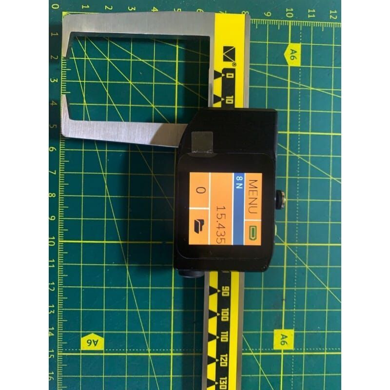 Microtech Metrology 330mm Digitaler Messschieber: Color Touchscreen zeigt '15.435', Seitenansicht auf Messmatte