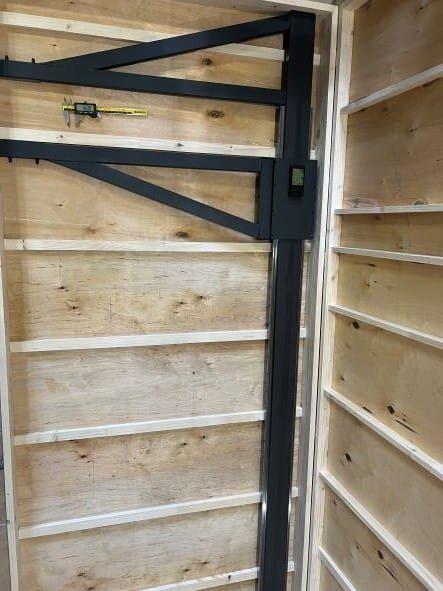 1000mm Digitaler Messschieber: Gelb-schwarzes Gerät auf schwarzem Montagerahmen, Holz Hintergrund