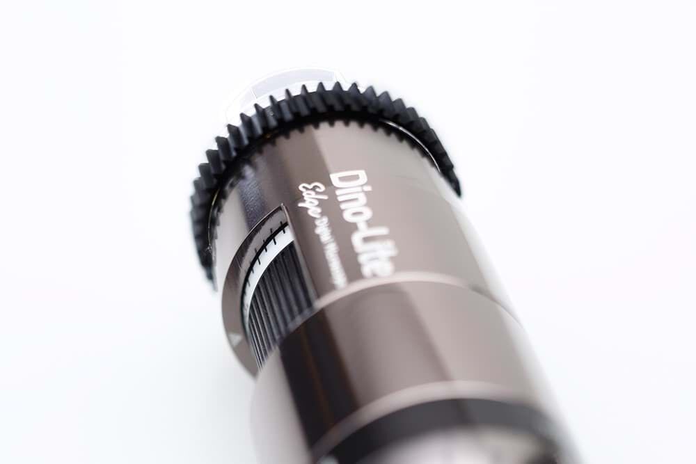 Dino-Lite AM7515MZTL USB-Mikroskop: Obenliegende Frontansicht des Aluminiumgehäuses, Fokusrad und Polfilter
