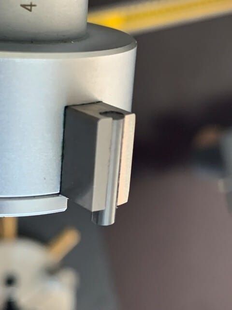 Dreipunkt-Innenmessschraube Microtech Metrology: Nahaufnahme der grauen Messkontakte
