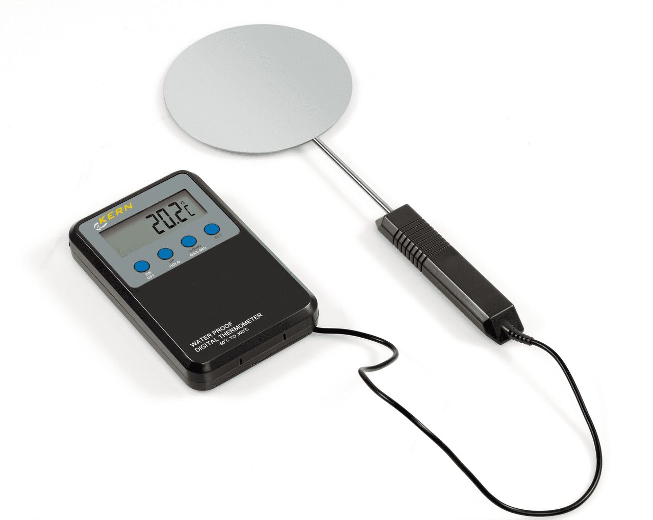 Schwarzes Temperatur Kalibrierset auf weißem Hintergrund. Das Set besteht aus einem rechteckigen Lesegerät und einem Taster. Die beiden Geräte sind durch ein Kabel verbunden. Der Taster besteht aus einem schwarzem Griff mit einer silberner Scheibe.