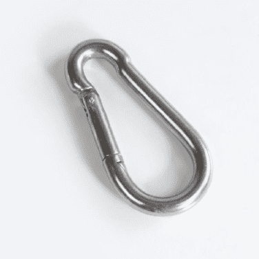 Silberner Karabiner mit Sicherheitsverschluss auf weißem Hintergrund.