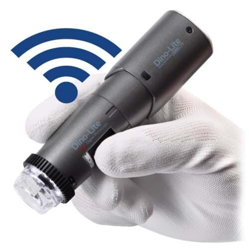 Dino-Lite WF4515ZT USB Mikroskop: Hand mit Mikroskop und blauem WLAN-Symbol