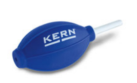 Blauer Blasebalg auf weißem Hintergrund. Der Blasebalg hat einen ovalen, blauen Körper auf dem Das Logo von KERN prangert. Ein weißes Rohr ragt nach hinten heraus. Der Blasebalg ist dazu geeignet die Gewichte zu reinigen.