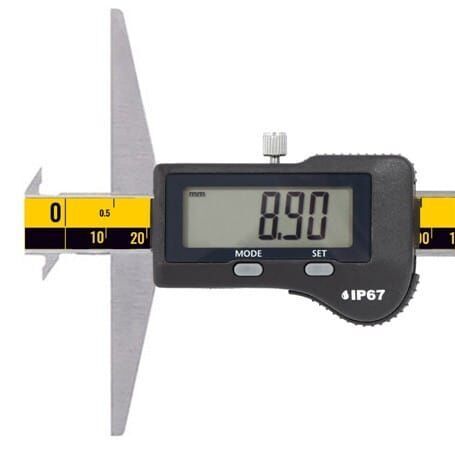 Microtech Metrology Tiefenmessschieber: Edelstahl, schwarz/gelb, Swiss Digit Display 8.90mm, IP67 Logo, Frontalansicht