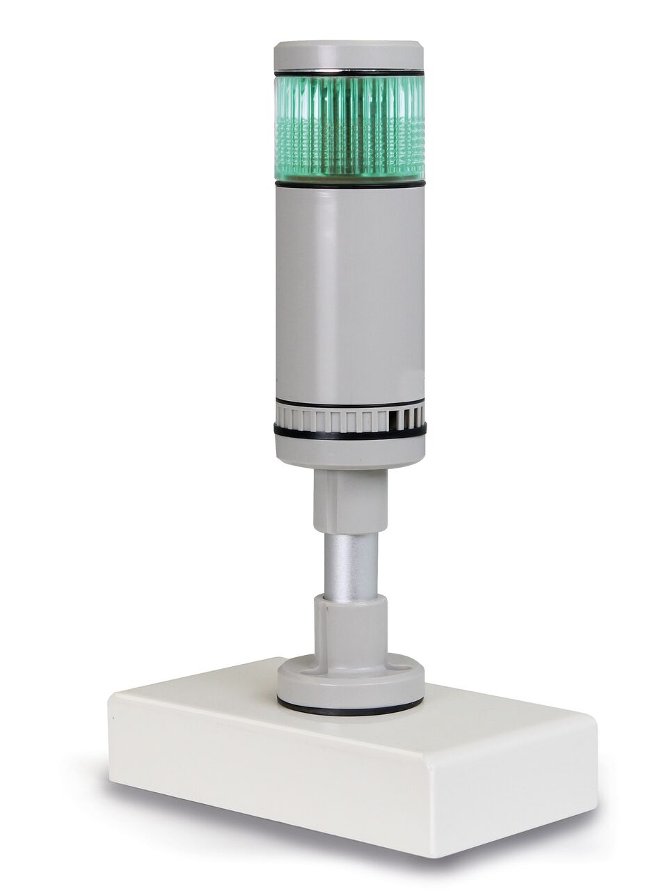 Signallampe auf weißem Hintergrund. Die Lampe steht auf einem Weißen, rechteckigen Fuß. Das Glas für das Licht ist grünlich.
