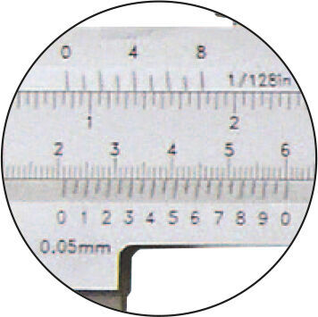 Messschieber Monoblock: Nahaufnahme Nonius-Skala, feinmechanische Messung 0,05mm, Nonius 1/128 Zoll, Metav