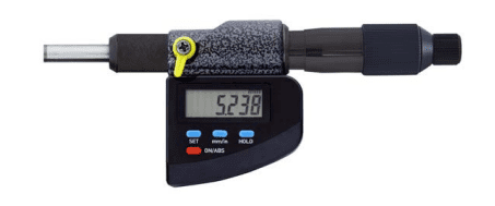 Einbaumessschraube auf weißem Hintergrund. Die Digitalanzeige hat mehrere Knöpfe. Von Microtech Metrology.