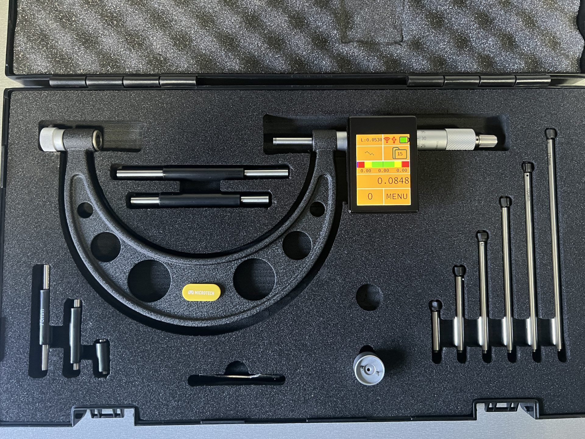 Microtech Digital-Messschraube 150-300mm: Im Koffer, mit Zubehör, von oben betrachtet