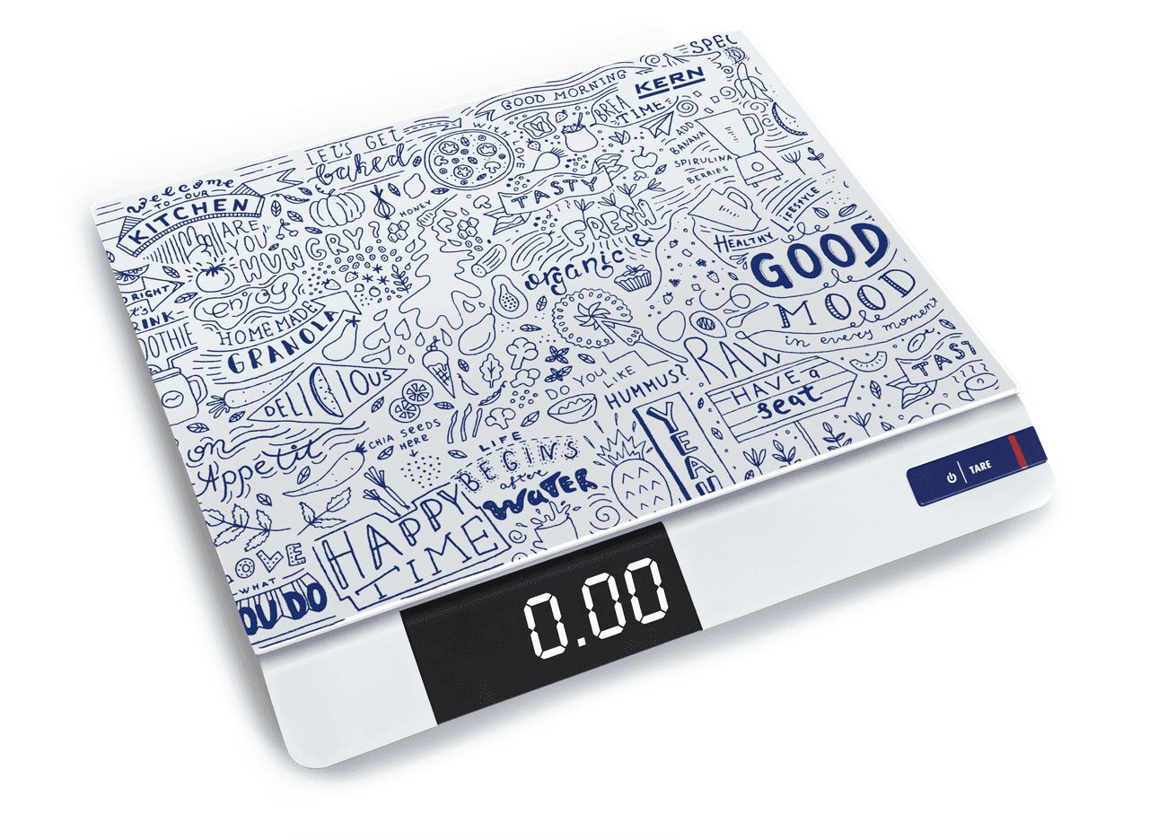 Design Küchenwaage auf weißem Hintergrund. Die Waage ist rechteckig und die Wägefläche ist mit blauen Figuren und Schriften verziert. Auf dem unteren Rand befindet sich eine Digitalanzeige.