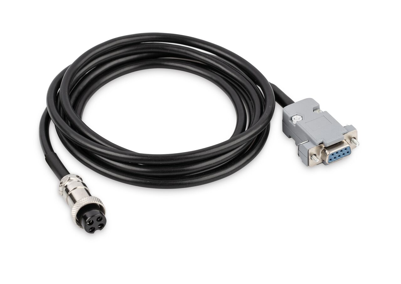 Schwarzes aufgerolltes Kabel auf weißem Hintergrund. Ein Ende hat einen runden Stecker, das andere einen großen rechteckigen.