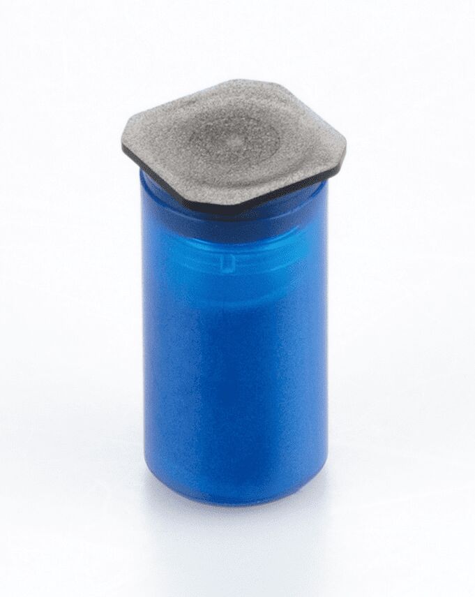 Etui aus blauem Kunststoff auf weißem Hintergrund. Das Etui hat eine Zylindrische Form und ist oben von einem schwarzen Deckel abgedeckt.