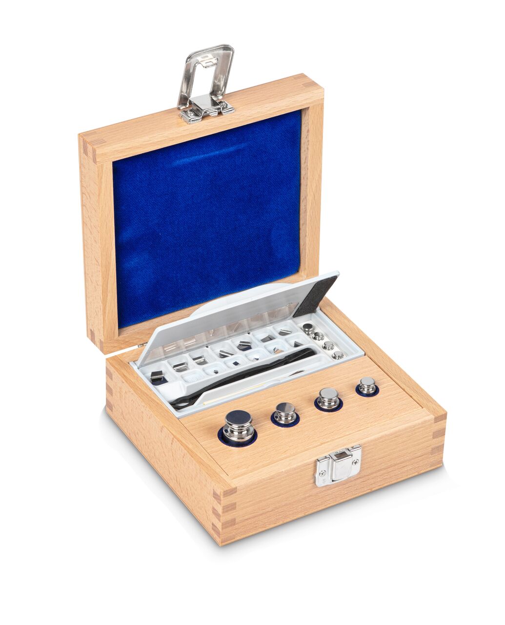 Holzkoffer auf weißem Hintergrund. Der Deckel des Koffers ist von Innen in blau bekleidet. Ein kompletter Gewichtssatz ist im Inneren zu sehen.