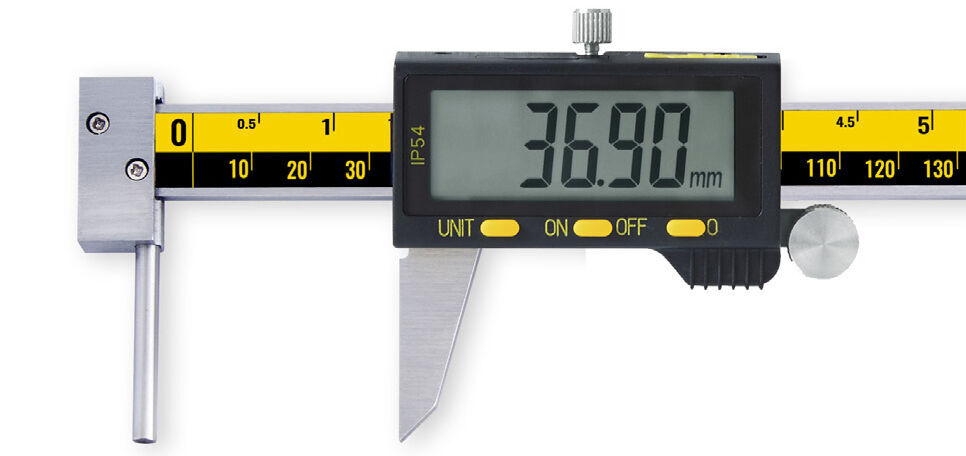 Digitaler Messschieber 300mm: Silbernes Metallgehäuse, gelbe Skala, schwarzes Display mit IP54, 36.90mm Messwert
