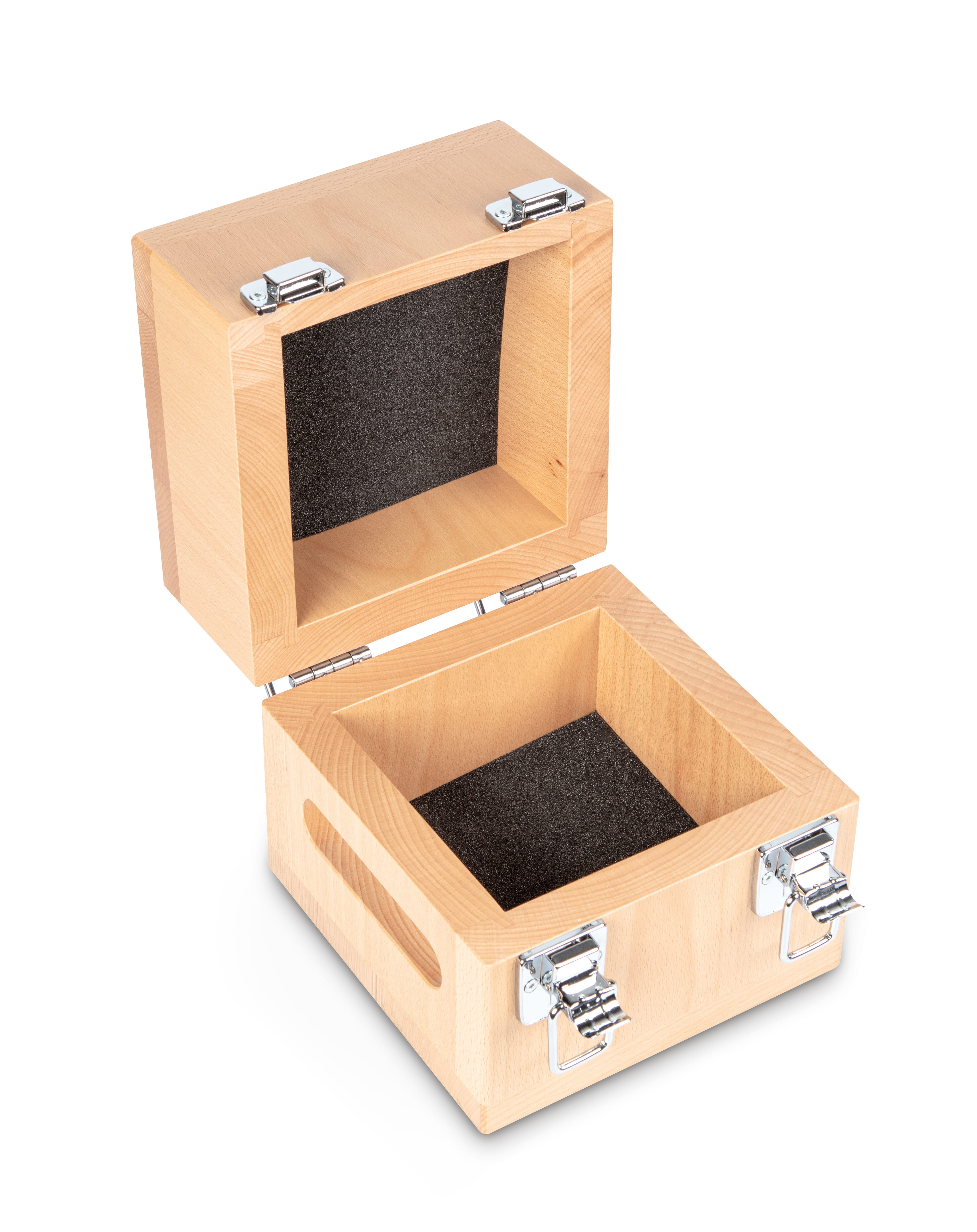 Holz Etui auf weißem Hintergrund. Das Etui ist von innen hohl um eine Gewicht darin zu platzieren. Der Deckel ist hochgeklappt und das innere ist schwarz gekleidet.