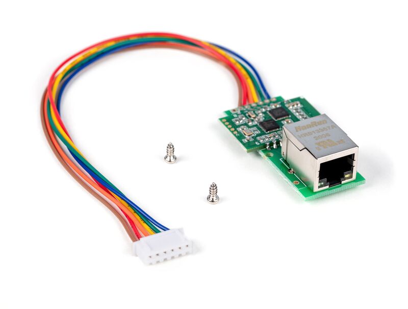 Ethernet Datenschnittstelle auf weißem Hintergrund. Die Schnittstelle besteht aus einem ciruit board mit Ethernet Eingang. Daraus ragt ein buntes Kabel. Daneben liegen zwei Schrauben.