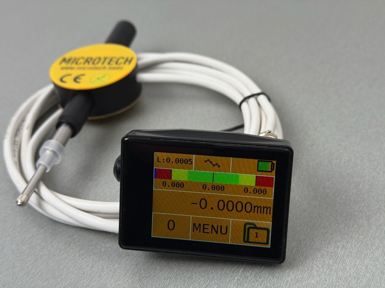 Microtech Digitaler Messtaster: Schwarz-silbernes Gerät mit gelbem Microtech-Logo und 2,4" Farb-Touchscreen