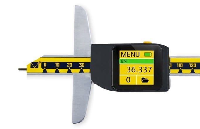 500mm Tiefenmessschieber: Frontalansicht, Messwert 36.337 mm auf Farbtouchscreen, gelbe Skala