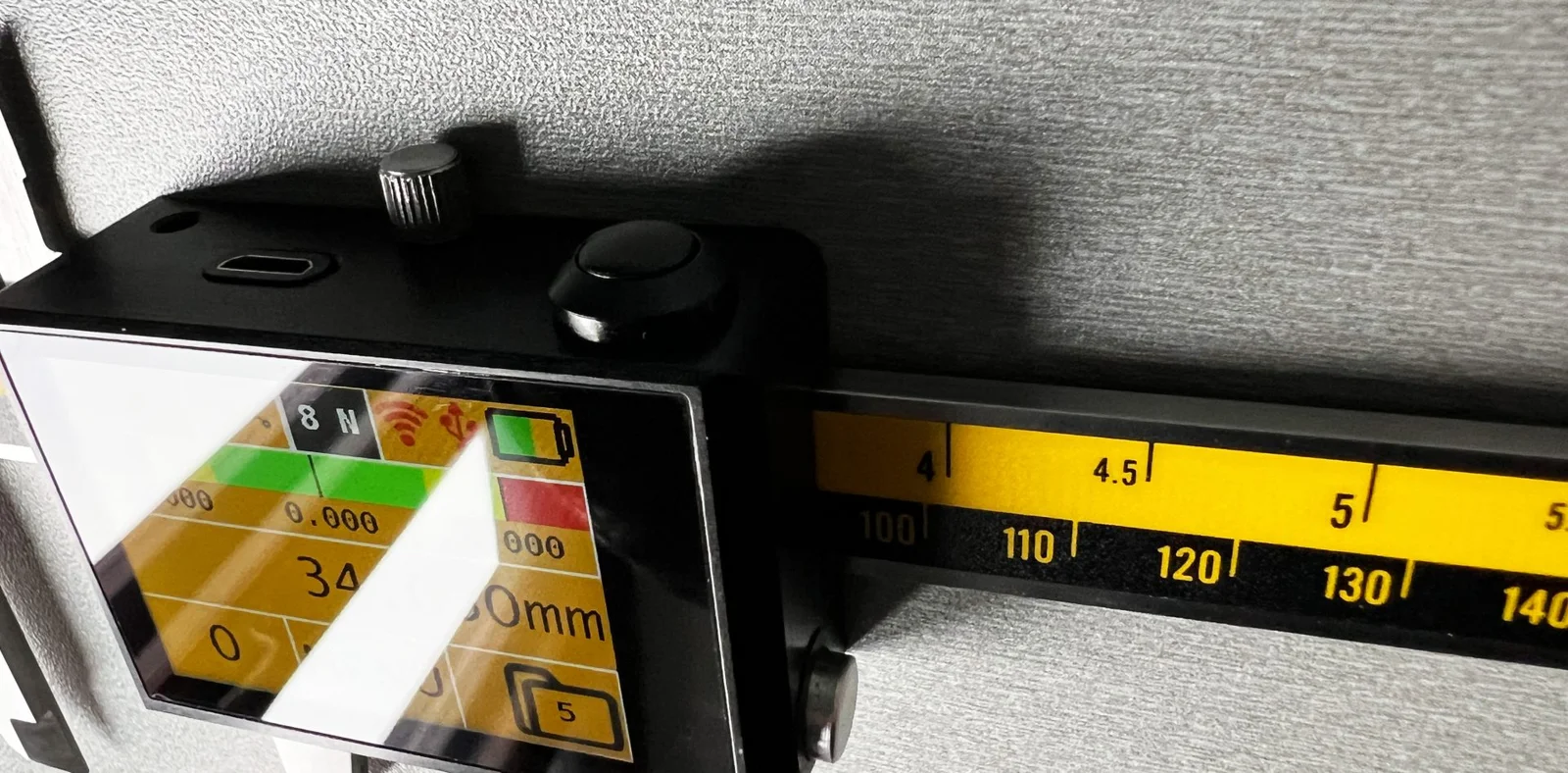 DataMet E-Force Messschieber: Schwarzes Display mit 8N, WLAN, Batterieanzeige und 0.000mm Messung in Nahaufnahme