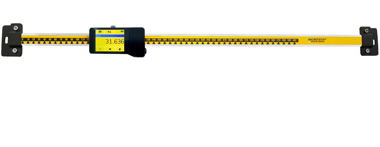Microtech Digital Einbaumessschieber 5000mm - Gelber Maßstab mit schwarzem Digitaldisplay, Frontalansicht
