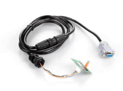 Aufgerolltes schwarzes Kabel auf weißem Hintergrund. Das Kabel hat zwei verschiedene Enden: einen grauen Stecker und eine Platte zum Einbauen in die Waage.