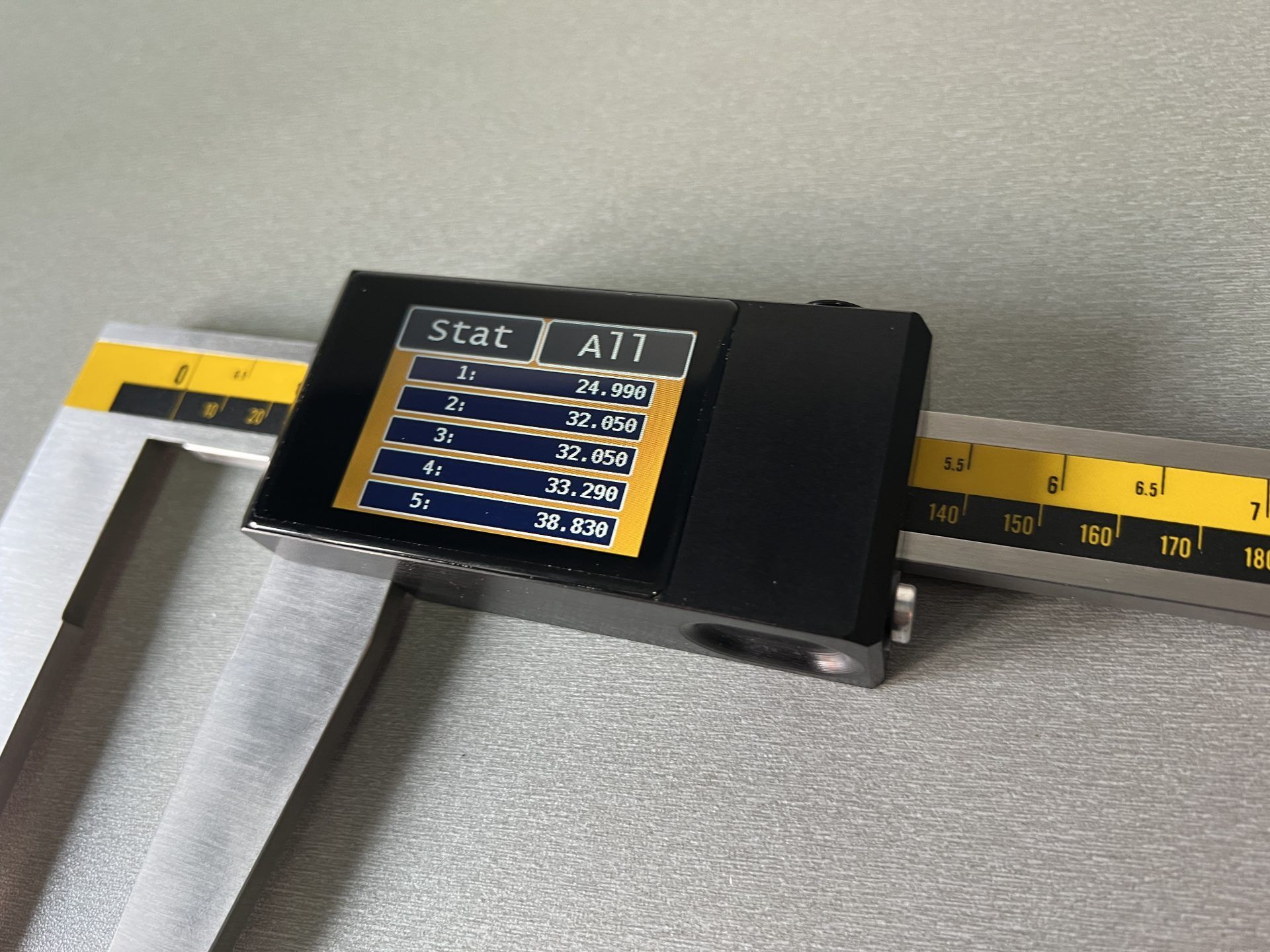 2500mm Langmessschieber – Nahaufnahme Touchscreen-Anzeige mit Messdaten und Skala auf Metallgehäuse