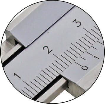 200mm Taschen-Messschieber - Nahaufnahme der parallaxfreien 0,05mm Noniusablesung, Zahlen 1-3 sichtbar