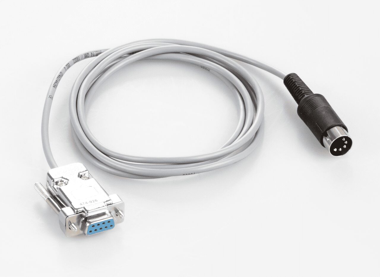 Aufgerolltes, graues Kabel auf weißem Hintergrund. Auf dem einen Ende ist ein runder, schwarzer Stecker und auf der anderen ein silberner HDMI-Stecker.