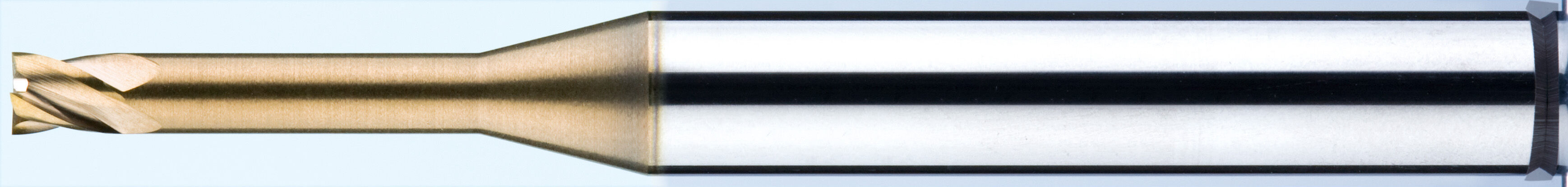 Seitlich liegender Eckenradiusfräser auf grauen Hintergrund. Die Spitze ist dünner als der Körper und flach abgeschnitten. Die Spitze ist kupferfarben.