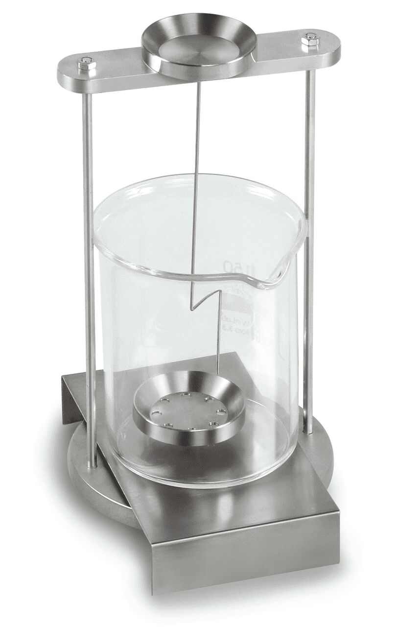 Set zur Dichtebestimmung auf weißem Hintergrund.  Das Set steht auf einer Basis aus Edelstahl. Darauf steht ein Reagenzglas aus Glas. Eine Konstruktion aus Edelstahl hält eine Schale hoch, davon hängt eine weitere Schale in das Reagenzglas.