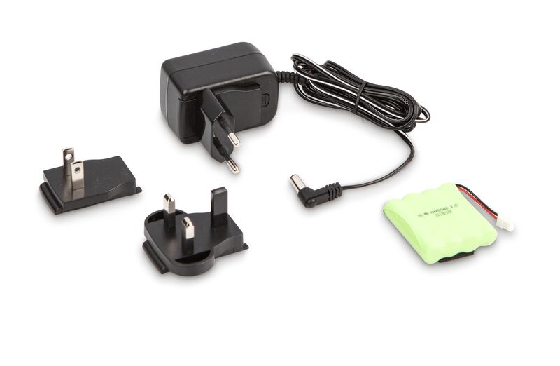 Schwarzer Akkubetrieb auf weißem Hintergrund. Das Set besteht aus einem Stecker mit aufgefaltetem Kabel, zwei Adapter für UK und US, und Batterien.