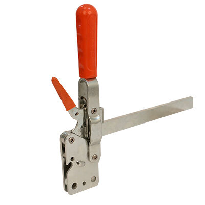 Vertikalspanner auf weißem Hintergrund. Der Griff ist von rotem Kunststoff umgeben. Der Fuß ist senkrecht und der Arm massiv. Dieses Modell hat eine Sicherheitsverriegelung.